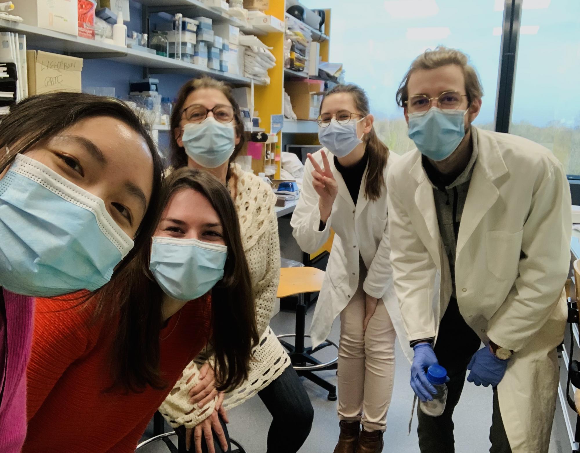 Peng takes a selfie with her fellow interns in a lab.