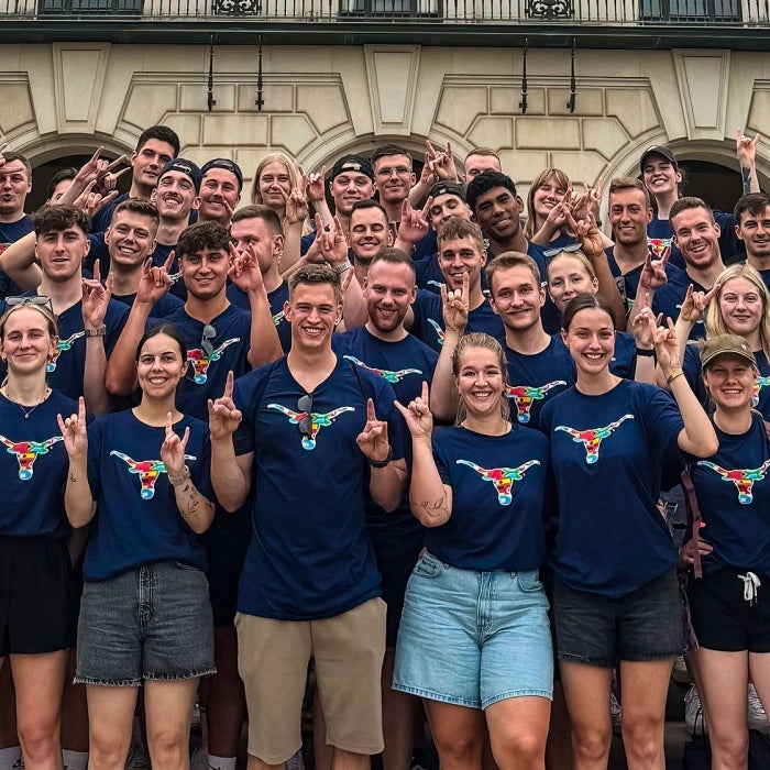 Universität der Bundeswehr München visit, group photo with hook'em sign