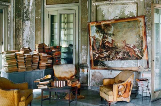 Faxas Residence, Havana, Cuba, 1997. Chairs and books in a light and airy room.