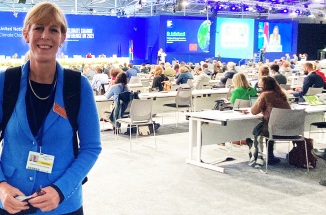 Dr. Katherine Romanak stands in front of the plenary at COP26 in Glasgow