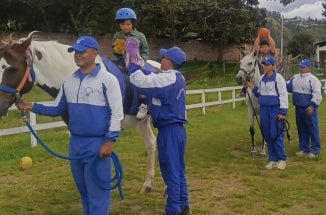 Police officers volunteer with children and horses in Ecuador