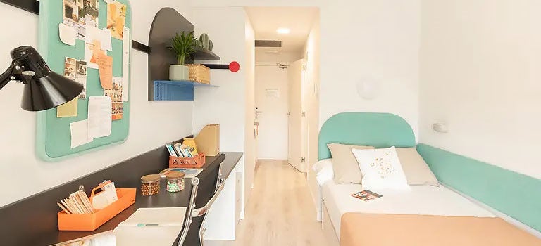 Barcelona housing single room