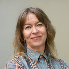 headshot of Ellen