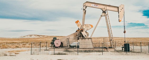Oil derrick drills for oil in West Texas desert
