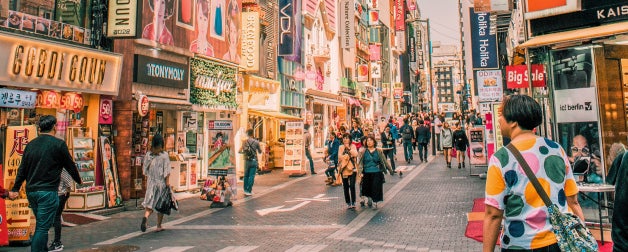 A colorful main shopping street in Seoul, Myeongdong 2(i)-ga, South Korea by Cait Ellis, https://unsplash.com/photos/Erld-XTqXv0