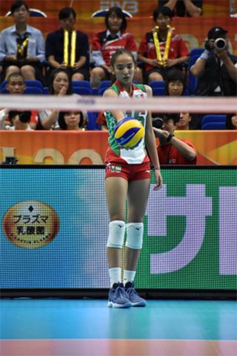 Melanie Parra prepares to serve during a match with the Mexican national team. 