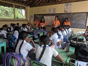 Chinese graduate student Ziyi Li spends time in Sri Lankan classrooms. 