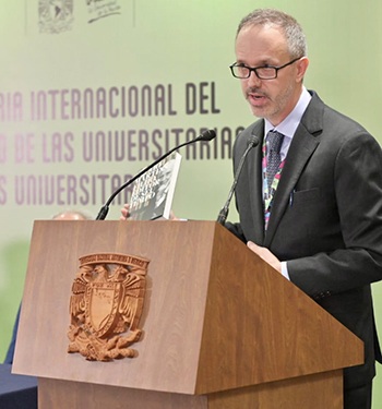 Robert Devens of UT Press speaks at the inaugural ceremony of FILUNI 2023