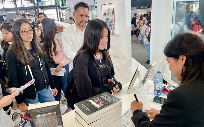 UT Press author Celeste Gonzalez de Bustamante signs books at FILUNI 2023