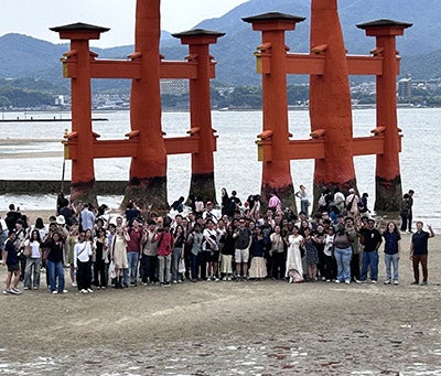 Professor Brian Korgel's May Term class gathers at the beach in Japan