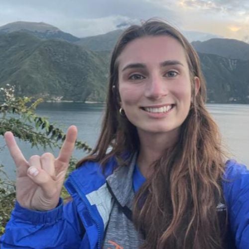 profile headshot of peer mentor Kaitlin Hicks doing Hook 'Em