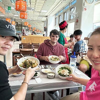 2025 Take the World by the Horns student Ethan Tavolacci shares a meal with friends in Seoul